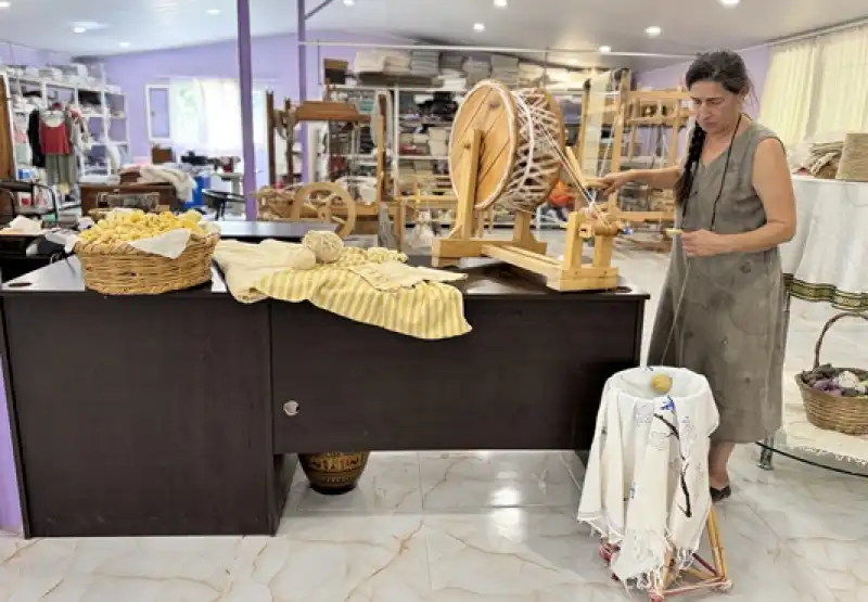 Depremden Kurtardığı Böcek Yumurtalarıyla