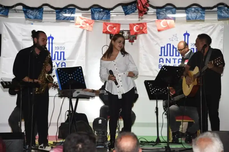 Başkan Yapar, Pop Müzik Konserinde Vatandaşlarla Bir Araya Geldi