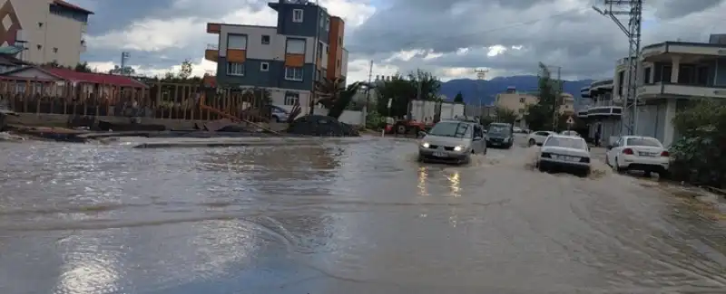 Hatay Samandağ’da Sağanak Ve şiddetli Rüzgar Etkili Oldu