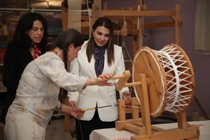 Esra Masatlı, ‘Hatay Sarısı İpeği’ üretim Sürecine Tanıklık Etti