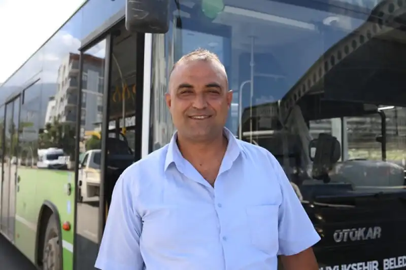 Hatay'da Otobüs şoförü Aracında Unutulan Poşetteki 103 Bin Lirayı Sahibine Teslim Etti