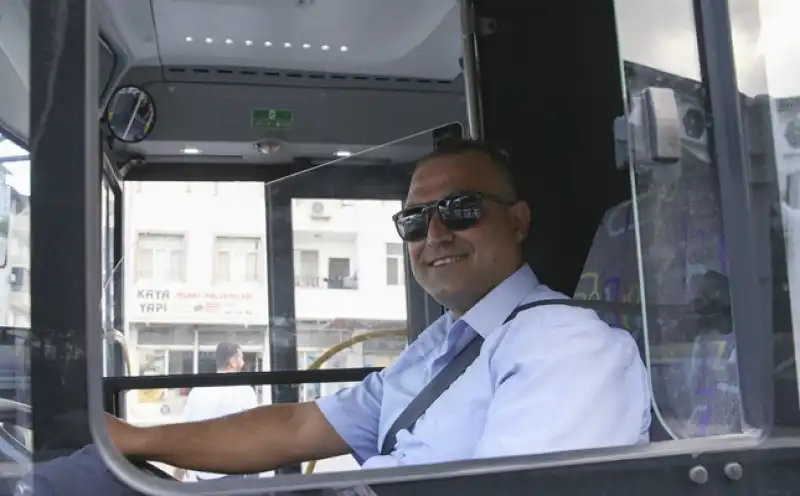 Hatay'da Otobüs şoförü Aracında Unutulan Poşetteki 103 Bin Lirayı Sahibine Teslim Etti