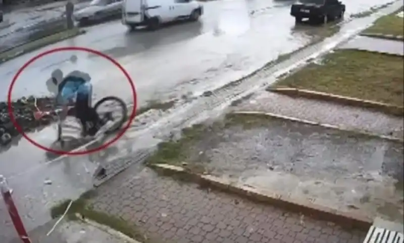 Bisikletli Çocuk, Doğalgaz Çukuruna Düştü!