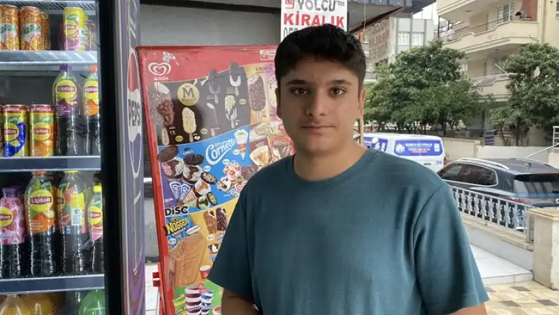 Dolabındaki ürünlerin çalınması Hatay'da Marketin Dondurma Güvenlik Kamerasında 