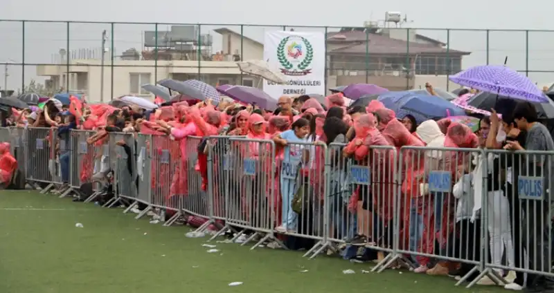 Yağmura Rağmen Binlerce İnsan Candan Erçetin Ile Coştu
