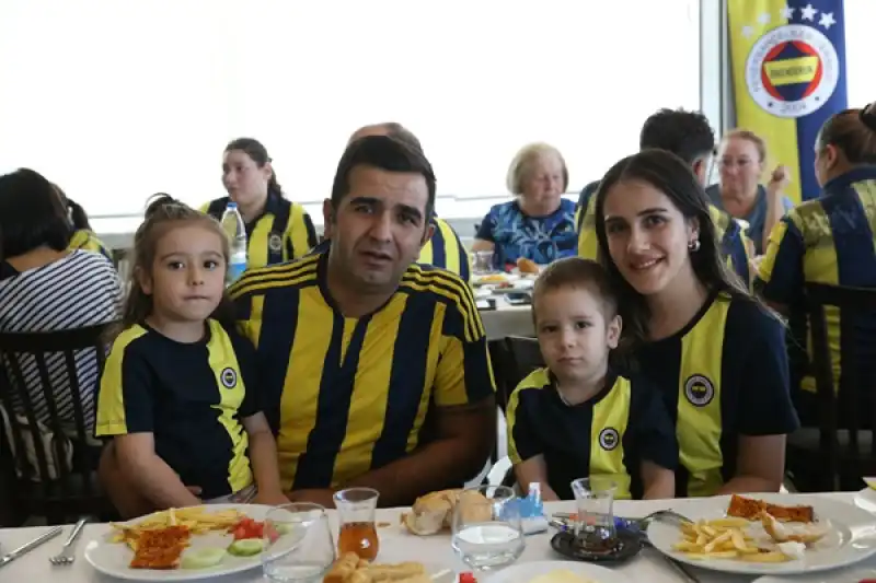 Hatay'da Kanseri Yenen Fenerbahçeli çocuk Için Gökyüzüne Balonlar Bırakıldı