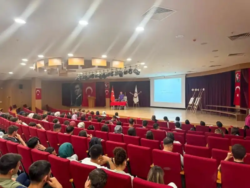 Reyhanlı Sosyal Bilimler MYO’da Bağımlılıkla Mücadele Konferansı Düzenlendi