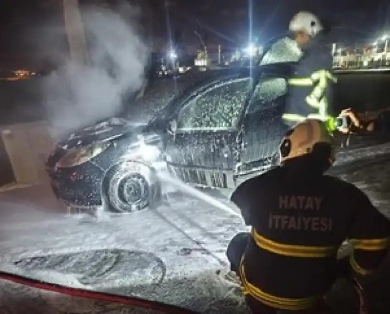 Hatay'da Seyir Halindeki Otomobilde çıkan Yangın Söndürüldü
