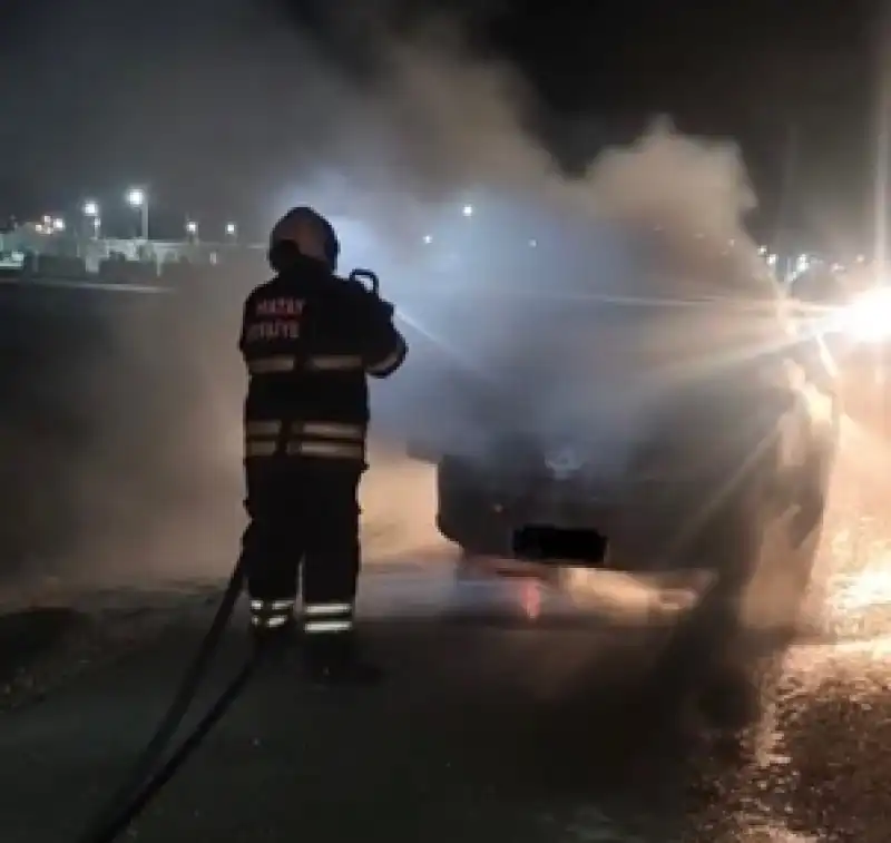 Hatay'da Seyir Halindeki Otomobilde çıkan Yangın Söndürüldü