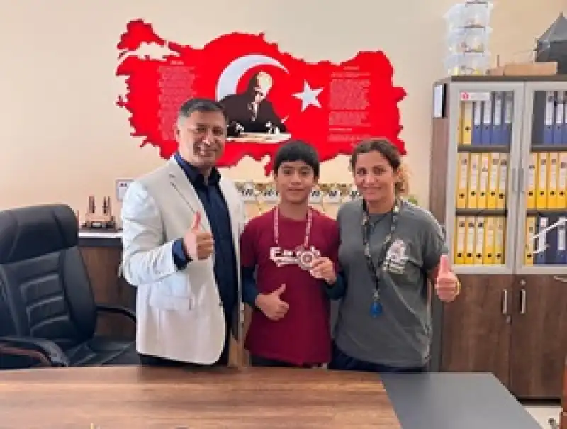 Hatay'da Ortaokul öğrencisi Turnuvada Kazandığı Para ödülünü Gazze'ye Bağışladı