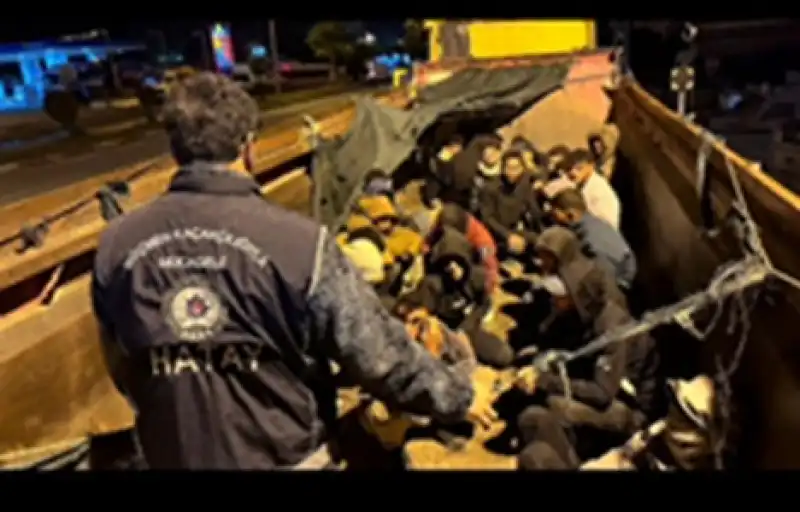 Hatay'da Tır Dorsesinde 28 Düzensiz Göçmen Yakalandı