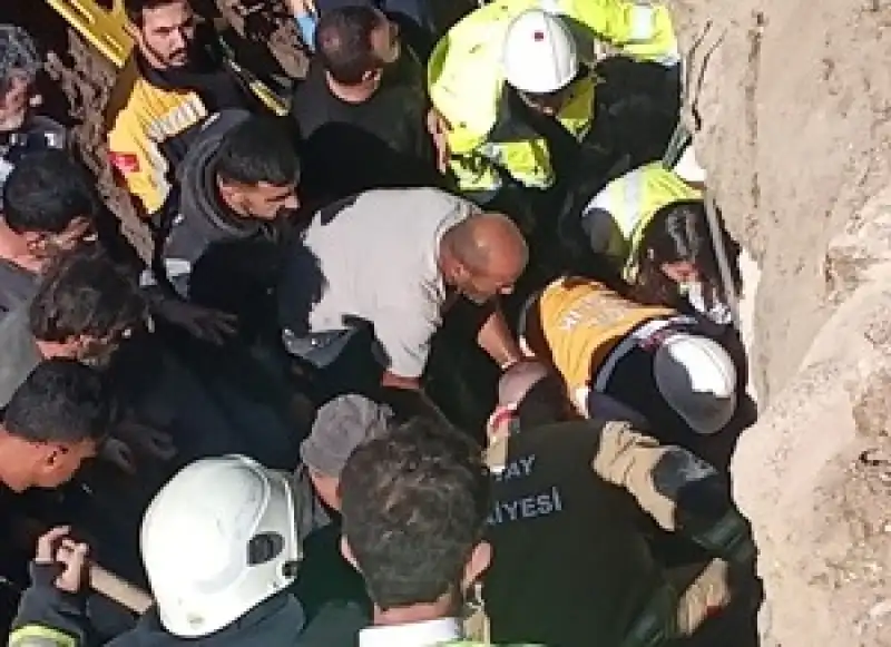 Hatay'da Inşaat Alanındaki çukura Düşen Işçi Yaralandı