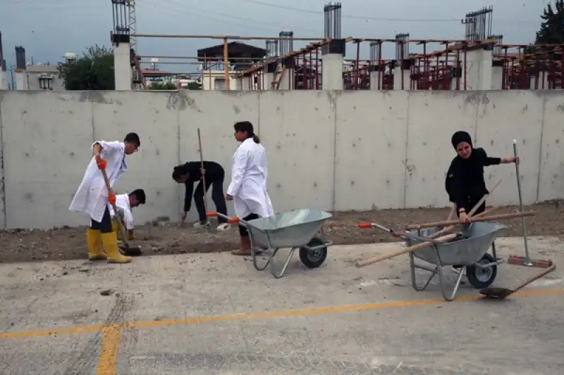 Fidan Dikerek Hem Okullarını Güzelleştiriyorlar Hem De Uygulamalı Eğitim Alıyorlar