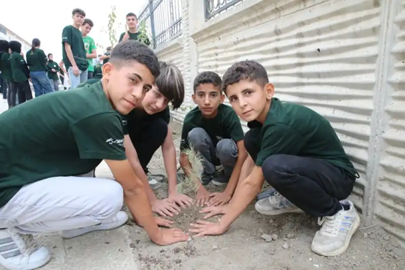 Fidan Dikerek Hem Okullarını Güzelleştiriyorlar Hem De Uygulamalı Eğitim Alıyorlar