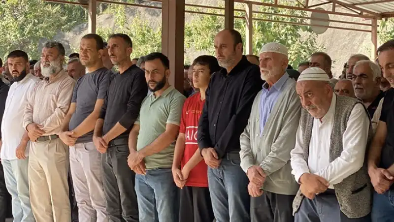 Hatay'da ölü Bulunan Iki Arkadaşın Cenazeleri Defnedildi