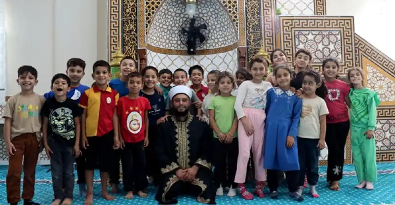 Camiye özlü Sözler Asan Imam çocuklar Için De Oyun Alanı Yaptı