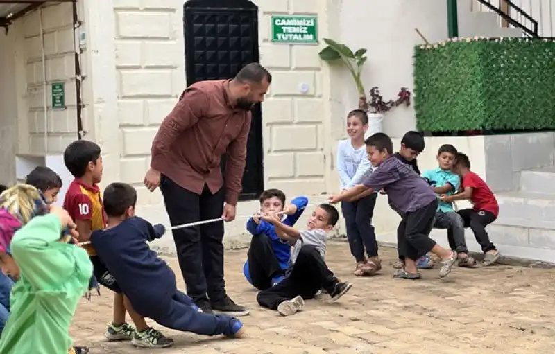 Camiye özlü Sözler Asan Imam çocuklar Için De Oyun Alanı Yaptı