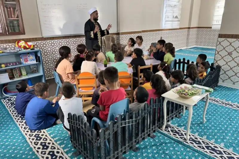Camiye özlü Sözler Asan Imam çocuklar Için De Oyun Alanı Yaptı
