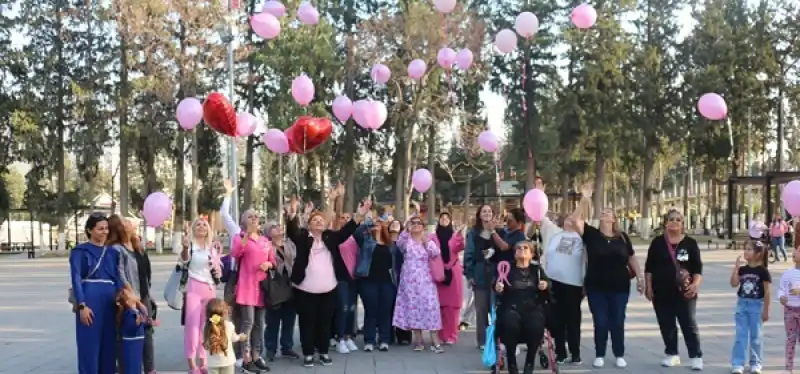 Hatay'da Meme Kanserini Yenen Kadın Için Gökyüzüne Pembe Balonlar Bırakıldı