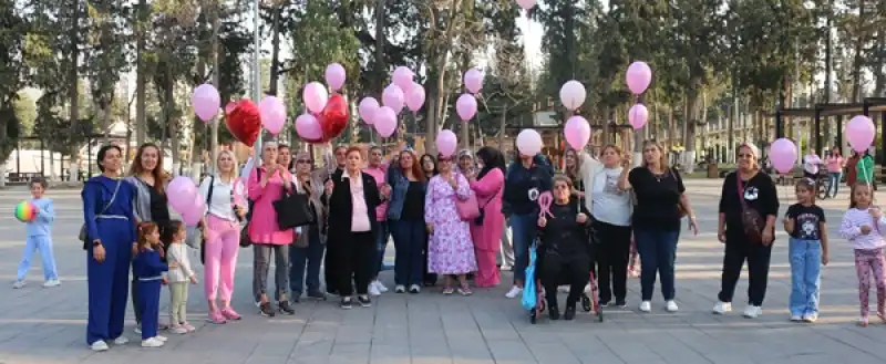 Hatay'da Meme Kanserini Yenen Kadın Için Gökyüzüne Pembe Balonlar Bırakıldı