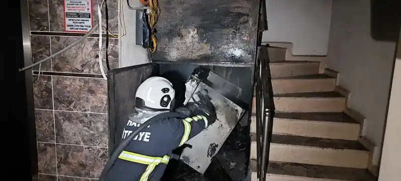 Hatay'da Elektrik Panosu Yangınında 2 Kişi Dumandan Etkilendi