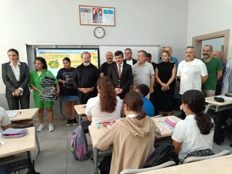 Şahutoğlu, Zeynep Deniz Cavide Şahutoğlu Ortaokulu Öğrencilerine Forma Hediye Etti…