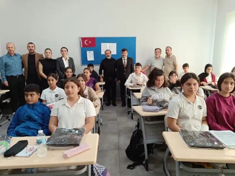 Şahutoğlu, Zeynep Deniz Cavide Şahutoğlu Ortaokulu Öğrencilerine Forma Hediye Etti…