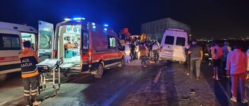 Hatay'da Minibüs Ile Traktörün çarpışması Sonucu 14 Kişi Yaralandı