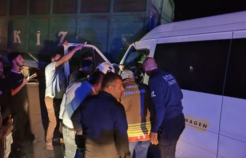 Hatay'da Minibüs Ile Traktörün çarpışması Sonucu 14 Kişi Yaralandı