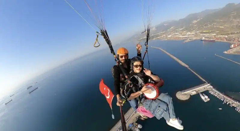 Hatay'da Yamaç Paraşütüyle Atlayan Kadın Gökyüzünde Darbuka çaldı