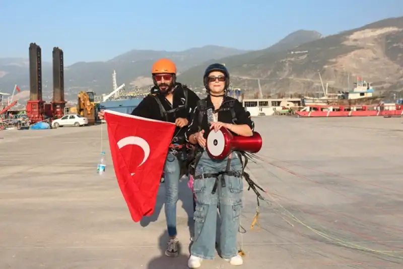 Hatay'da Yamaç Paraşütüyle Atlayan Kadın Gökyüzünde Darbuka çaldı