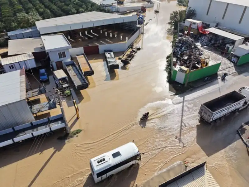 Hatay'da Sağanak Nedeniyle Ev Ve Iş Yerlerini Su Bastı, Araçlar Yollarda Mahsur Kaldı