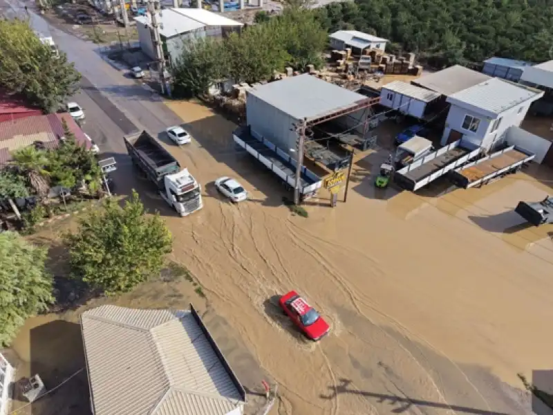 Hatay'da Sağanak Nedeniyle Ev Ve Iş Yerlerini Su Bastı, Araçlar Yollarda Mahsur Kaldı