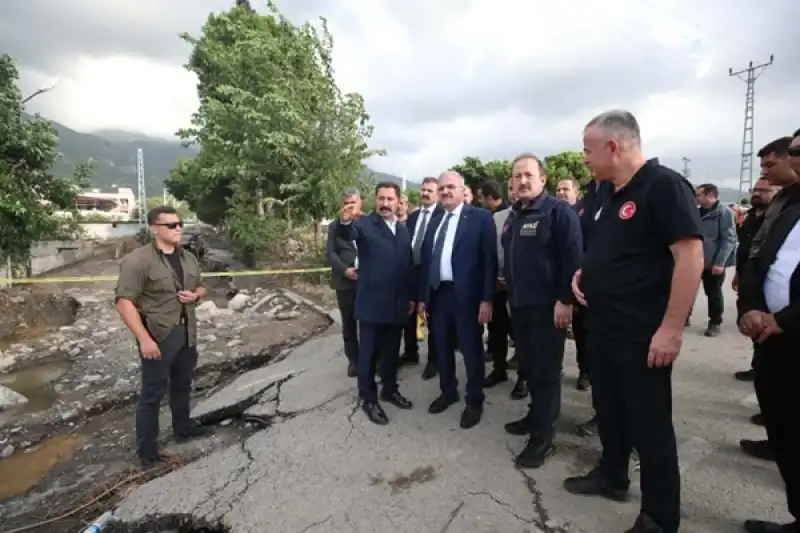 İçişleri Bakan Yardımcısı Karaloğlu, Hatay'da Sağanaktan Etkilenen Alanları Inceledi