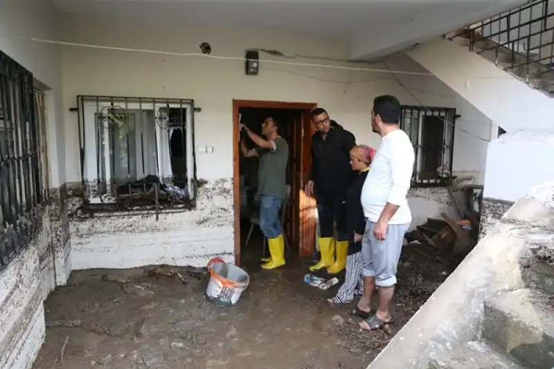 Hatay'da Sağanaktan Olumsuz Etkilenen Mahallelerde Hasar Tespit çalışması Yapılıyor