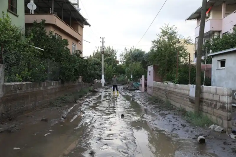 Hatay'da Sağanaktan Olumsuz Etkilenen Mahallelerde Hasar Tespit çalışması Yapılıyor