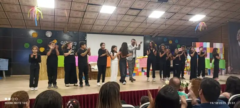 Genç Tiyatrocular Ayakta Alkışlandı