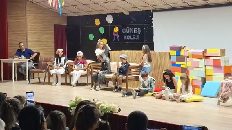 Genç Tiyatrocular Ayakta Alkışlandı