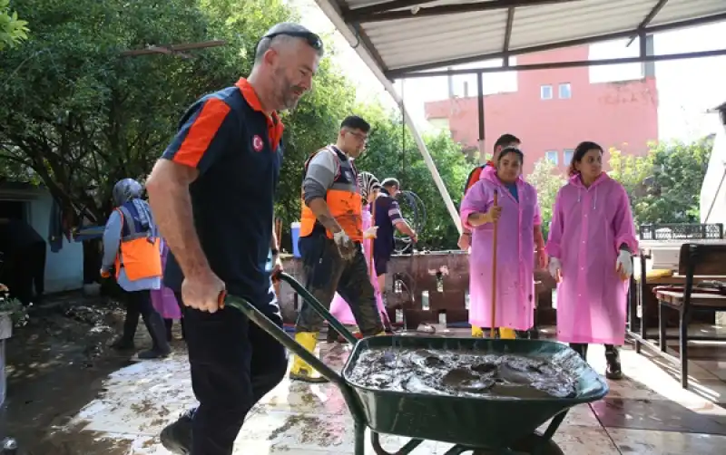 Hatay'da Sağanaktan Etkilenen Yerlerde Temizlik Ve Iyileştirme çalışmaları Sürüyor 