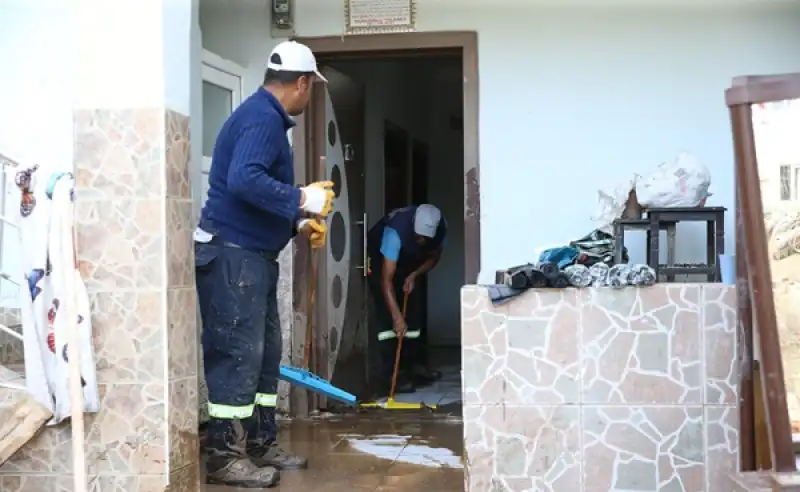 Hatay'da Sağanaktan Etkilenen Yerlerde Temizlik Ve Iyileştirme çalışmaları Sürüyor 