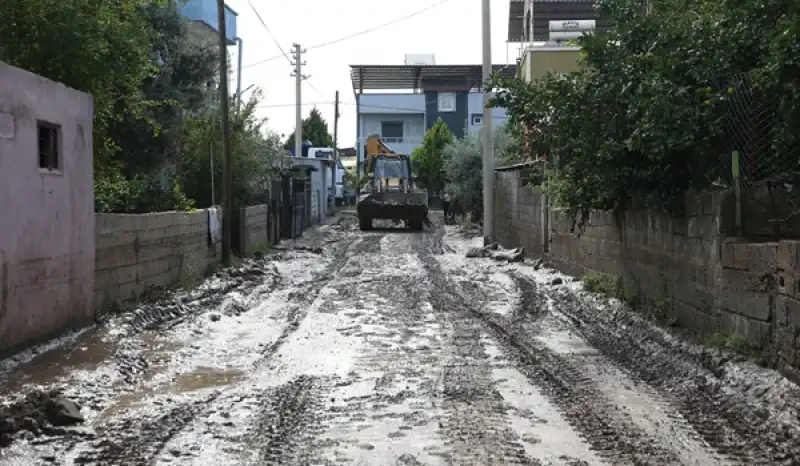 Hatay'da Sağanaktan Etkilenen Yerlerde Temizlik Ve Iyileştirme çalışmaları Sürüyor 