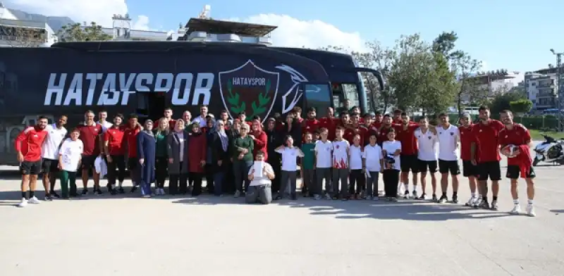 Depremzede Kadınlar, Hatayspor'un Genç Futbolcuları Için Forma Dikiyor