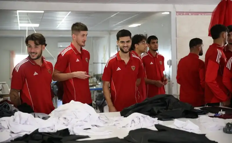 Depremzede Kadınlar, Hatayspor'un Genç Futbolcuları Için Forma Dikiyor