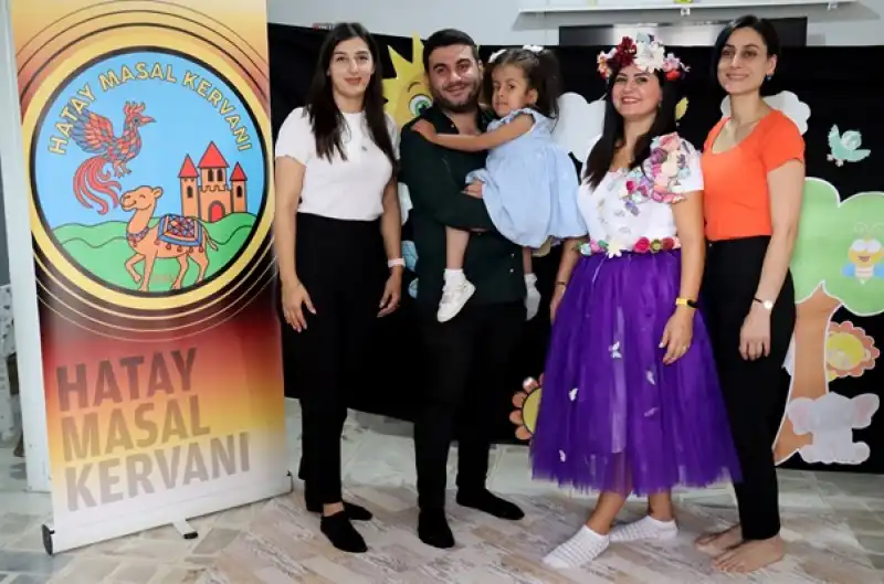 Tiyatro Sahnesini Hastalık Nedeniyle Okuldan Uzak Kalan çocukların Evine Taşıyorlar