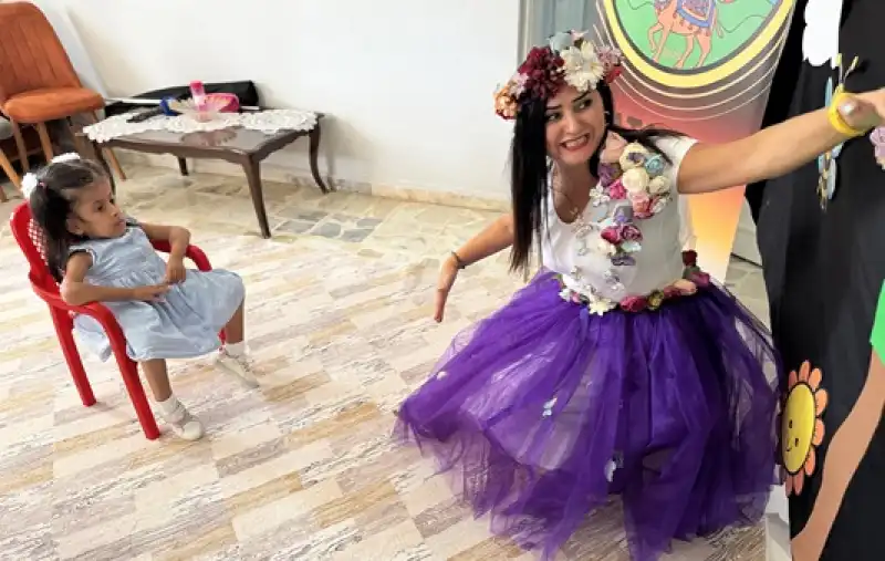 Tiyatro Sahnesini Hastalık Nedeniyle Okuldan Uzak Kalan çocukların Evine Taşıyorlar