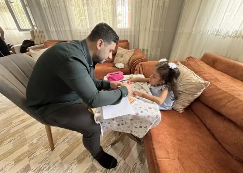 Tiyatro Sahnesini Hastalık Nedeniyle Okuldan Uzak Kalan çocukların Evine Taşıyorlar