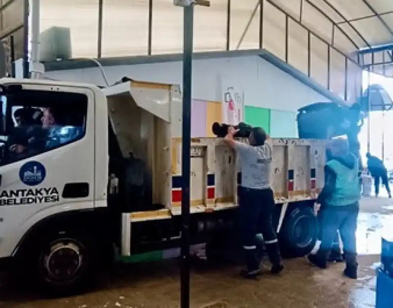 Temizlik Işleri Müdürlüğü Ekipleri, Yoğun Yağışlarda Sahadaydı