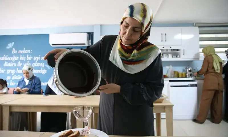 Hatay'da Kadınlar ücretsiz Kurslarla Yemek Ve Temizlik Malzemesi Yapımını öğreniyor 