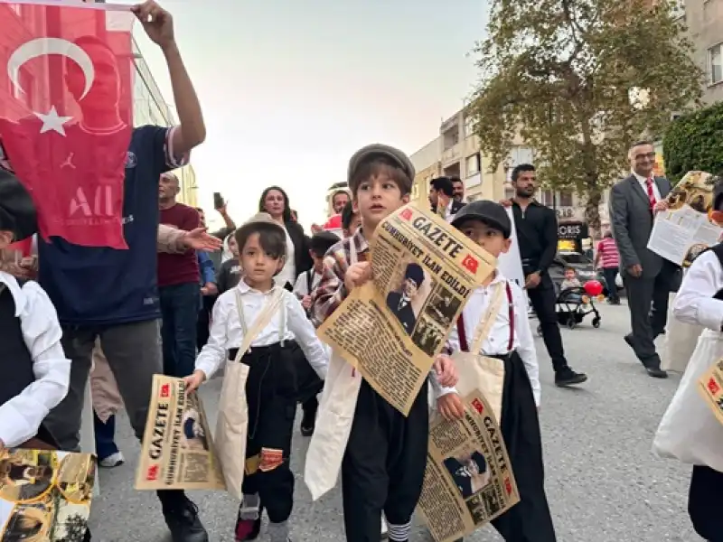 Hatay'da Anaokulu öğrencileri Cumhuriyet'in Ilanını Duyuran Gazete Dağıttı
