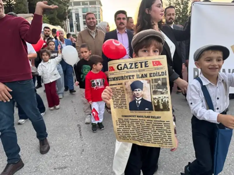 Hatay'da Anaokulu öğrencileri Cumhuriyet'in Ilanını Duyuran Gazete Dağıttı